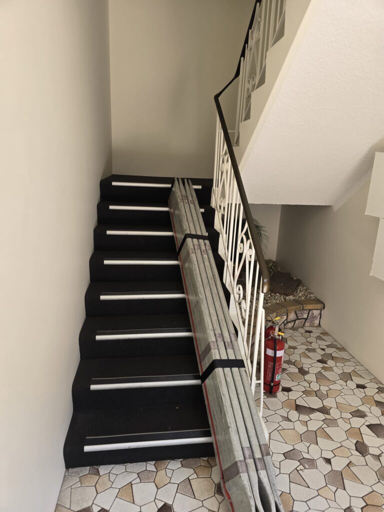 Long furniture component positioned on an internal staircase